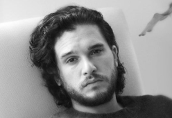 GOT, ecco perché Kit Harington è stato ricoverato: “Troppo giovane per così tanta fama”
