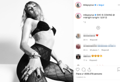 Miley Cyrus lancia il nuovo EP “She is Coming” sui social con delle foto in lingerie supersexy
