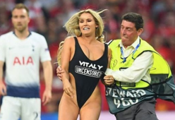 Ecco chi è la bionda in costume che ha invaso il campo durante Tottenham-Liverpool