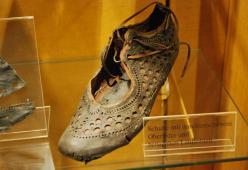 bellissima scarpa romana del 90 d.C. ritrovata in un pozzo