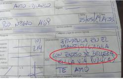 Vigile multa una ragazza per "eccesso di bellezza" e finisce nei guai