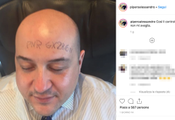 Si scrive il numero del biglietto sulla fronte per dormire in treno: “Così il controllore non mi sveglia”