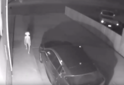 Una videocamera di sorveglianza ha ripreso un'inquietante figura che cammina
