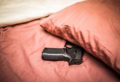 Fanno un gioco erotico con una pistola carica: morta una 24enne