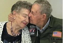 Veterano della 2° Guerra Mondiale riabbraccia il primo amore dopo 75 anni