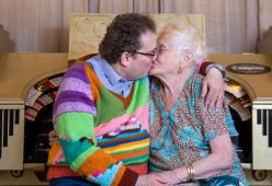 Lei 83 anni, lui 44: "Facciamo sesso come il primo giorno!"