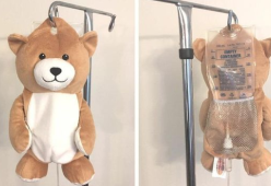 Ha paura della flebo e la supera inventando “Medi Teddy”, l’orsetto nascondi-sacche