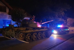 Polonia, ubriaco ruba un carro armato sovietico e gira per la città seminando il panico