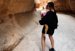 Francesca Fioretti in viaggio con la figlia: il dolce sorriso dopo la morte di Astori