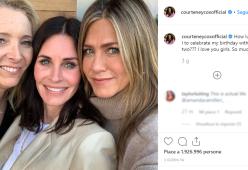 Courtney Cox festeggia con le amiche di "Friends": fan in delirio