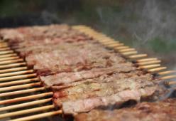 A Milano una griglia di 40 metri di arrosticini
