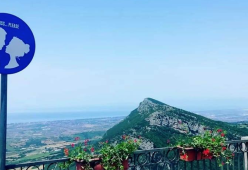 In Cilento spunta il cartello stradale per gli innamorati: “Kiss... please”
