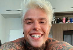 Fedez potrebbe dover pagare una penale per aver violato l'accordo di segretezza sulla lite con Rovazzi e J-Ax