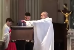 Tifoso recita l’inno della Roma in Chiesa al posto delle Sacre Scritture