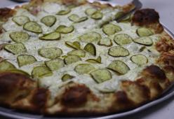 Arriva la pizza con i sottaceti! Pronti ad assaggiarla?