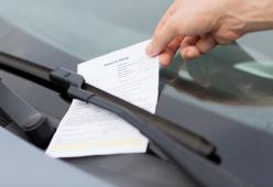 Multava le persone che le stavano antipatiche: vigilessa a processo