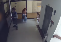 Video choc: la mamma salva il figlio dalla morte per un pelo