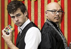Gioco di prestigio finisce male: mago colpito in testa da una balestra
