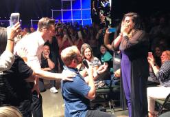 Hugh Jackman aiuta un fan a fare una proposta di matrimonio durante lo show
