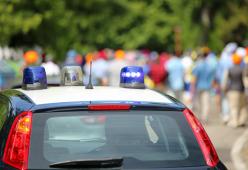 Donna fermata da un Carabiniere lo aggredisce mordendolo per riprendersi la patente