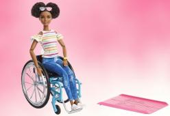60 anni di Barbie: arriva la bambola di colore e in sedia a rotelle
