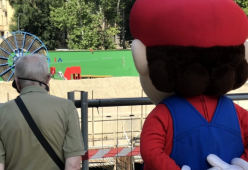 Super Mario diventa ‘umarell’ e si mette a osservare i cantieri della M4 di Milano