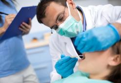 Non sente più niente durante i rapporti orali: fa causa al dentista