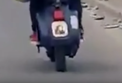 Napoli, gira in vespa con l'immagine di Gesù al posto della targa