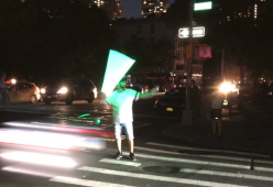 Blackout a New York, i cittadini dirigono il traffico con le spade laser