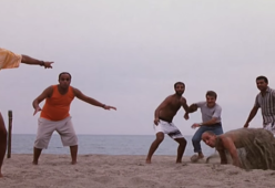 Aldo (senza Giovanni e Giacomo) ripete la mitica scena in spiaggia di "Tre uomini e una gamba"