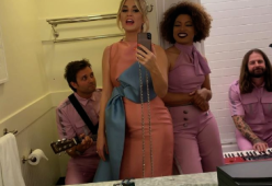 Katy Perry e l'esibizione (pazzesca) di "Never Really Over" in un bagno
