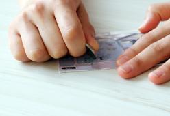 Pensa di aver vinto al Gratta e Vinci ma si sbaglia: ora è costretta a pagare 32mila euro
