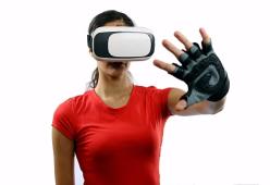 Presto potremo 'toccare' e 'afferrare' gli oggetti nella realtà virtuale con dei guanti speciali