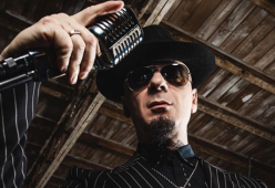 J-Ax: “Con Ostia Lido prendo in giro chi si vanta delle vacanze. La scena attuale? Mi piacciono Salmo e Achille Lauro”