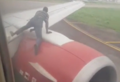 Nigeria, uomo prende la rincorsa e salta sull’ala dell’aereo prima del decollo: arrestato