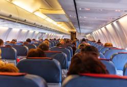 Donna perde le staffe in volo: prima prova a fare irruzione nella cabina di pilotaggio poi ad aprire il portellone