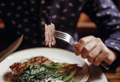 Mangia un pezzo di carne e muore soffocato: 5 mesi dopo muore allo stesso modo il fratello