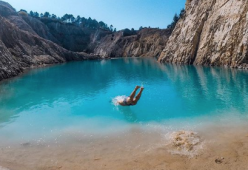 Influencer si tuffano nel lago tossico per i like, poi finiscono in ospedale