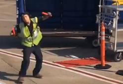 Steward balla scatenato sulla pista dell'aeroporto e conquista i passeggeri