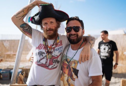 Jovanotti a Viareggio omaggia Lucio Dalla insieme a Federico Zampaglione