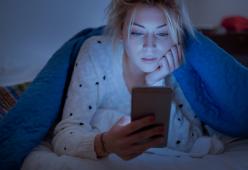 Rischio miopia e astenopia per chi guarda sempre fisso lo smartphone