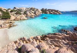 La Sardegna si riprende la sabbia rubata dai turisti: dal 2008 sequestrate 10 tonnellate
