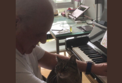 Anthony Hopkins suona il piano con il gatto sulle ginocchia, il video è tenerissimo