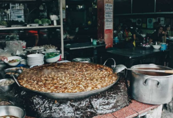 In un ristorante tailandese il piatto forte è una zuppa che cuoce da 45 anni