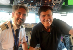 Gianni Morandi intrattiene i passeggeri sul volo per la Grecia cantando con il comandante-DJ