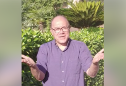 Carlo Verdone imita un fan salentino: il video esilarante
