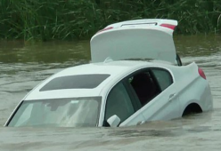 Gli regalano una BMW ma voleva una Jaguar: affonda l’auto nuova nel fiume