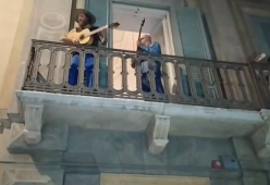 Jovanotti improvvisa un concerto dal balcone di Francis Ford Coppola