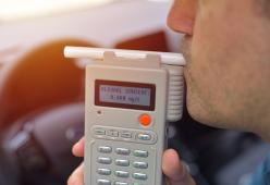 Viene fermato ubriaco dalla polizia, chiama il padre ma è più ubriaco di lui