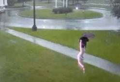 Uomo colpito da un fulmine: l’incredibile video in slowmotion 